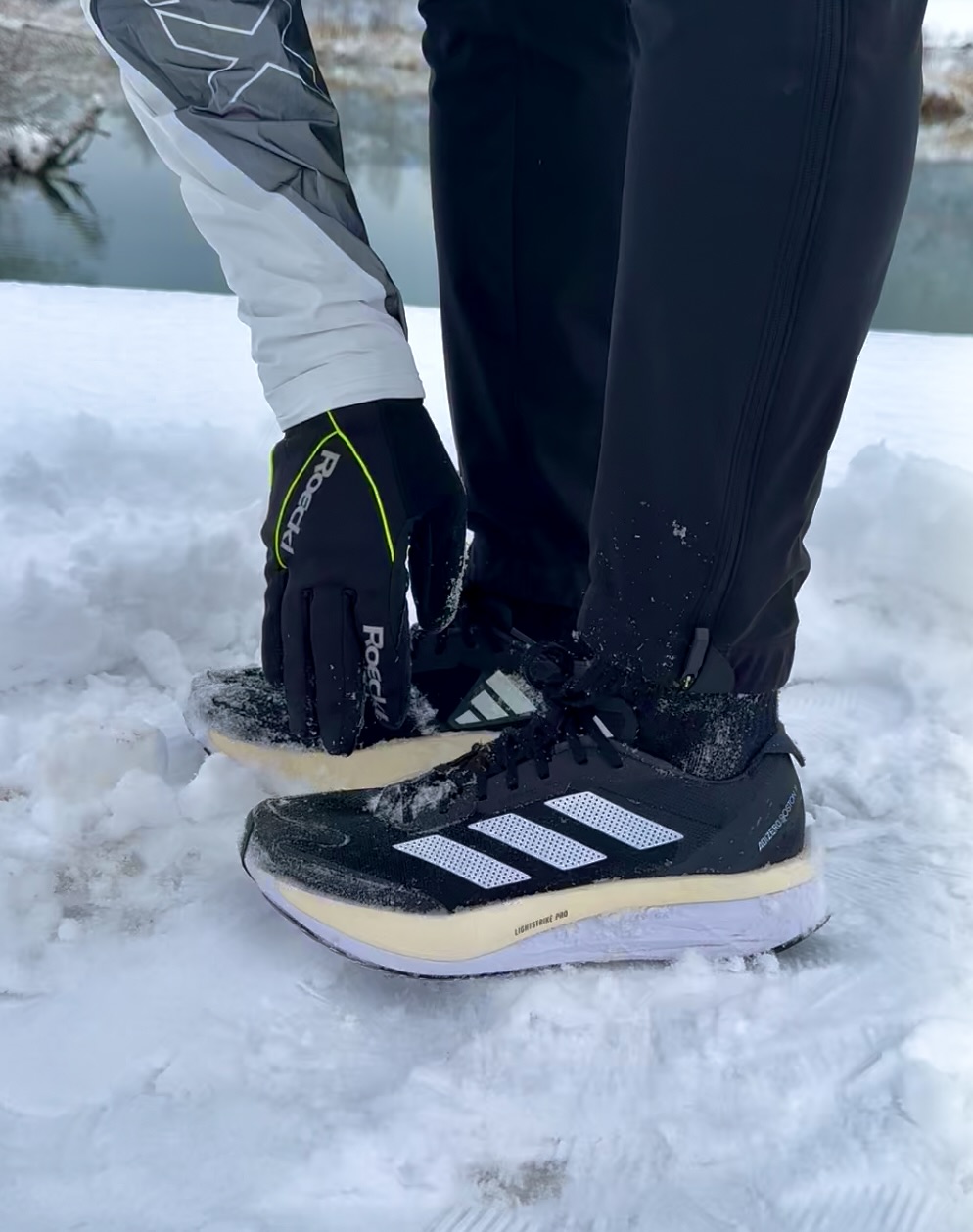 Laufschuhe und Laufhandschuhe für den Winter in der Nahaufnahme