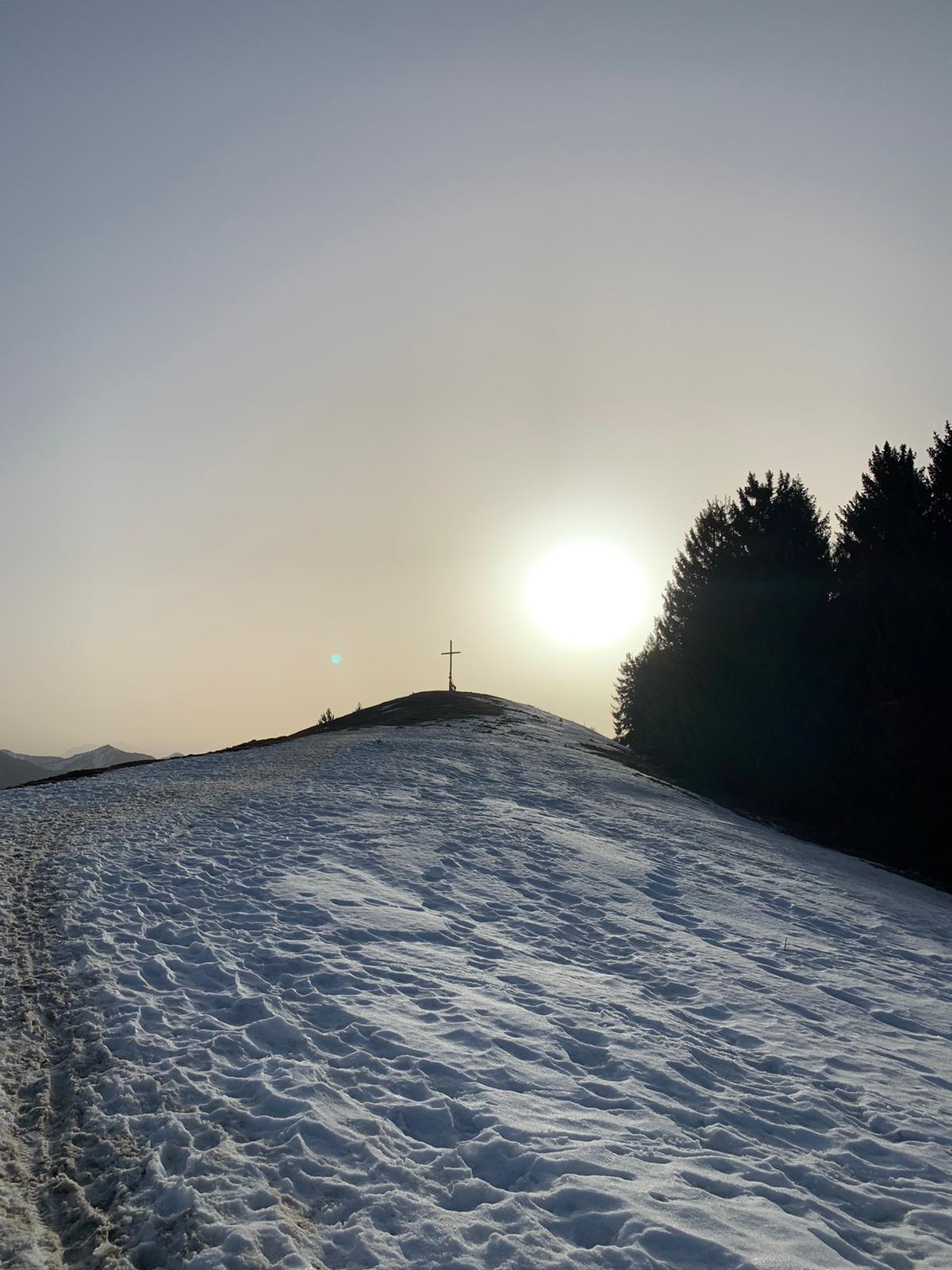 Ein Gipfel im Winter mit Kreuz